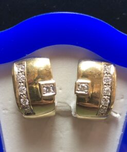 Pendientes vintage (años 80) con filas de brillantes de 0'48 cts en total, con cierre omega, realizados en oro amarillo de ley 18 kts.