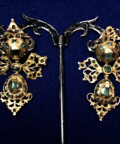 Pendientes populares del siglo XIX, de tres cuerpos: botón, lazo y perilla colgante, cuajados de esmeraldas (2 cts aprox.) y adornos de filigrana. Realizados en oro de ley 18 kts. 5.5 cm de alto