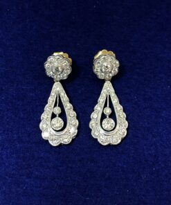 Preciosos pendientes largos de dos cuerpos desmontables, con 3'25 cts de brillantes, realizados en oro de ley 18 kts.