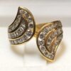 Espectacular sortija vintage (años 80) con brazos contrapeados cuajados de 3 cts de diamantes talla brillante y talla esmeralda, realizada en oro amarillo de ley 18 kts.