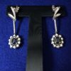 Pendientes largos con zafiros de 2'50 cts (aprox.) y enriquecidos con brillantes de 1'50 cts en total, realizados en oro blanco de ley 18 kts.