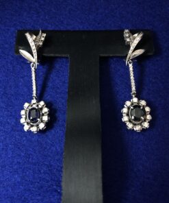 Pendientes largos con zafiros de 2'50 cts (aprox.) y enriquecidos con brillantes de 1'50 cts en total, realizados en oro blanco de ley 18 kts.