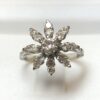 Sortija en forma de flor con 0'63 cts de brillantes en total, realizada en oro blanco de ley 18 kts.