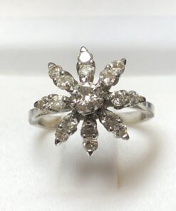 Sortija en forma de flor con 0'63 cts de brillantes en total, realizada en oro blanco de ley 18 kts.