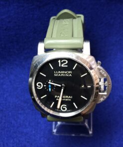 Reloj Panerai Luminor Marina, automático, de acero y pulsera de caucho color verde militar.
