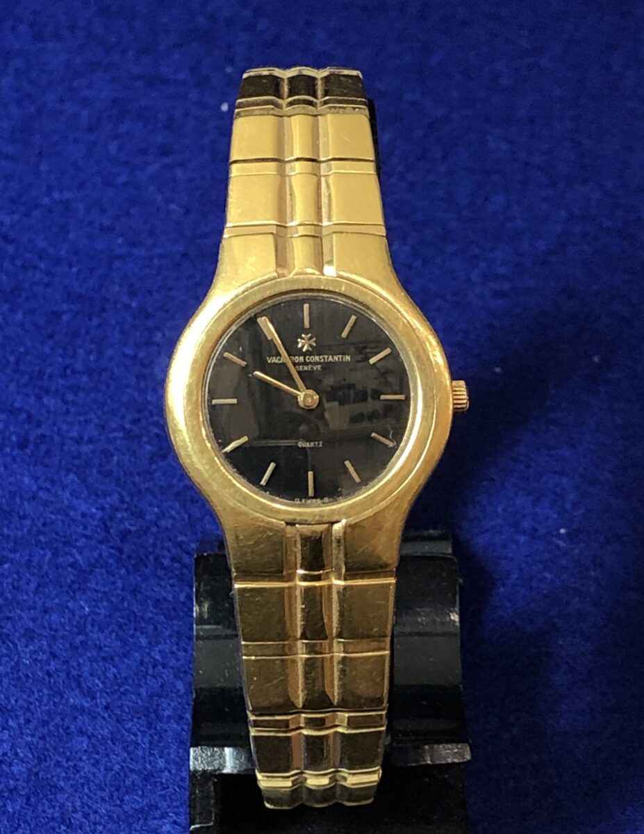Reloj de señora Vacheron Constantin modelo PHIDIAS, realizado en oro de ley 18 kts, esfera negra de 25 mm, mecanismo de cuarzo. Año 1990 ca.