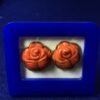Bonitos pendientes de coral en forma de rosas montados en oro amarillo de ley 18 kts.