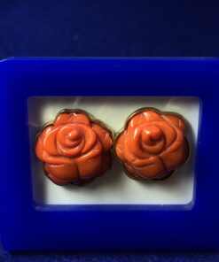 Bonitos pendientes de coral en forma de rosas montados en oro amarillo de ley 18 kts.