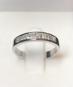 Cintillo de brillantes talla princesa de 0'60 cts en total, montados en oro blanco de ley 18 kts. Con certificado gemológico.