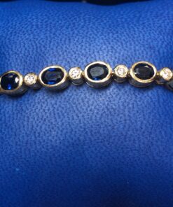 Pulsera con 4'20 cts de zafiros naturales y 0'42 cts de brillantes en chatón, realizada en oro amarillo de ley 18 kts.