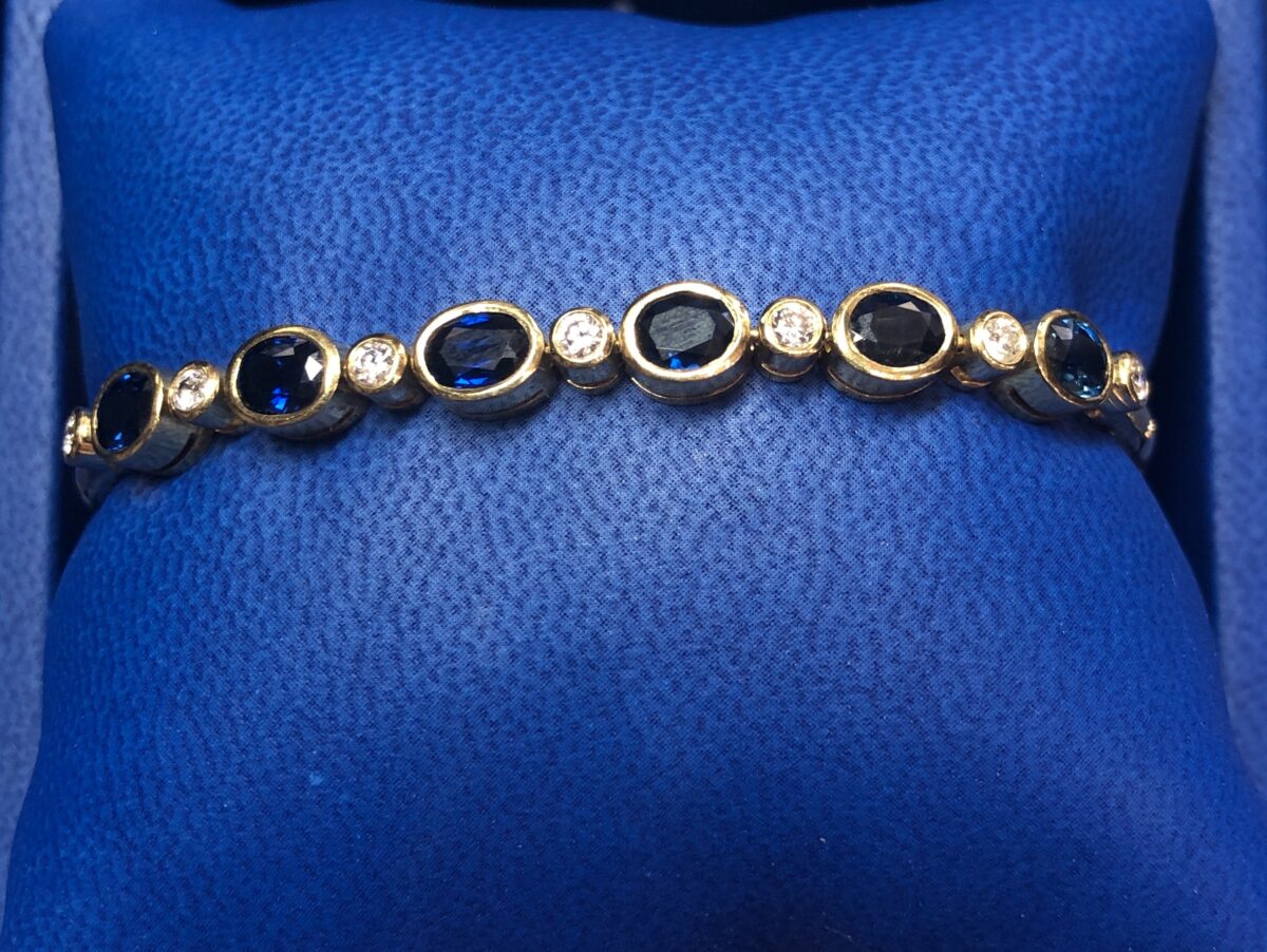 Pulsera con 4'20 cts de zafiros naturales y 0'42 cts de brillantes en chatón, realizada en oro amarillo de ley 18 kts.
