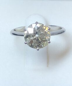 Solitario con brillante de 2'70 cts color I-S2 montado en 6 garras sobre oro blanco de ley 18 kts.
