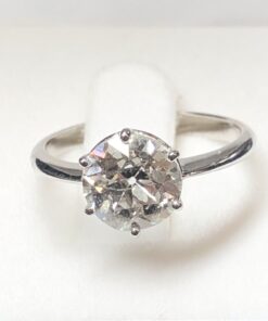 Solitario con brillante de 2 cts color I-S2, montado en 6 garras y realizado en oro blanco de ley 18 kts.
