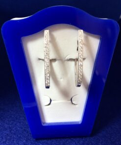 Pendientes largos con diseño moderno de brillante en fila (0'64 cts en total), realizados en oro blanco de ley 18 kts.