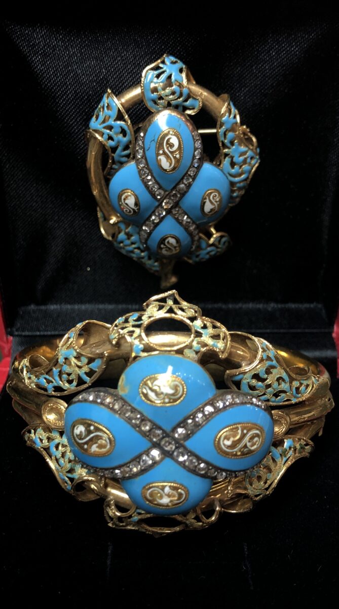 Broche Art Nouveau (ppos. s. XX) con detalles en diamantes, esmaltado al fuego color turquesa y motivos calados, realizado en oro amarillo de ley 18 kts. *Nota: Tiene un broche a juego que se vende por separado. - Imagen 2