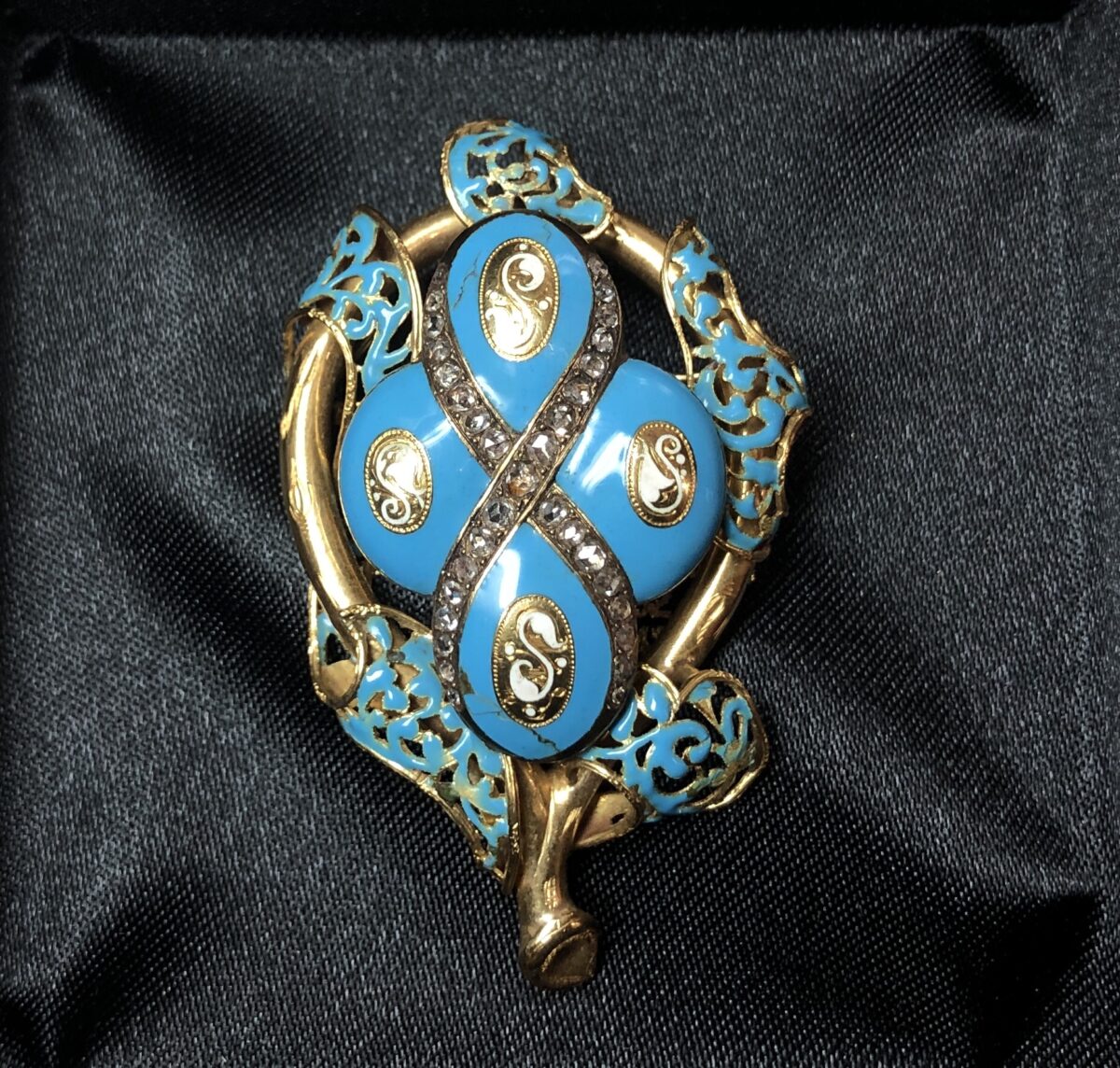 Broche Art Nouveau (ppos. s. XX) con detalles en diamantes, esmaltado al fuego color turquesa y motivos calados, realizado en oro amarillo de ley 18 kts. *Nota: Tiene un broche a juego que se vende por separado.