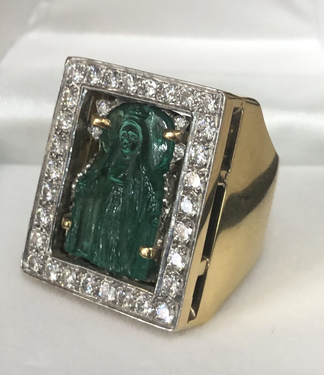Gran sortija ancha con imagen de la Virgen tallada sobre esmeralda colombiana de 17 cts (aprox.) y enriquecida con 1'54 cts de brillantes, realizada en oro blanco y amarillo de ley 18 kts. - Imagen 2
