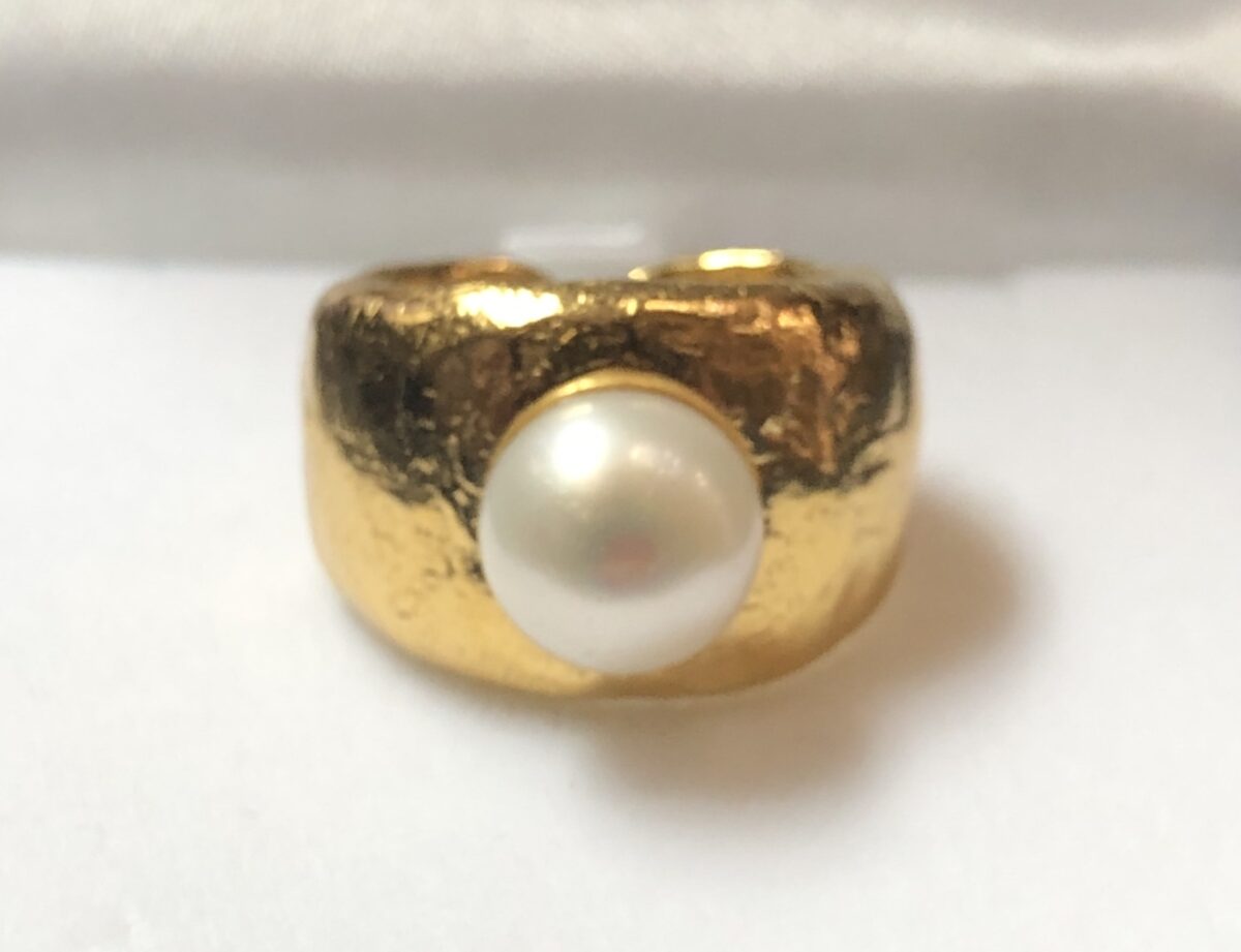 Sortija ancha TOUS con perla, realizada en oro amarillo de ley 18 kts.