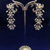 Pendientes largos con motivos florales en cascada con 5'76 cts de brillantes, realizados en oro blanco de ley 18 kts.