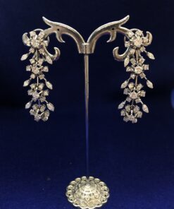 Pendientes largos con motivos florales en cascada con 5'76 cts de brillantes, realizados en oro blanco de ley 18 kts.