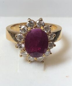 Sortija de rosetón con rubí de 2'30 cts y orla de brillantes de 0'60 cts, realizado en oro amarillo de ley 18 kts.