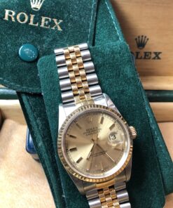 Rolex Oyster Perpetual Datejust, esfera champagne de 38 mm, con brazalete jubilee en acero y oro de ley 18 kts, automático, año 1989. Con caja y documentos originales.