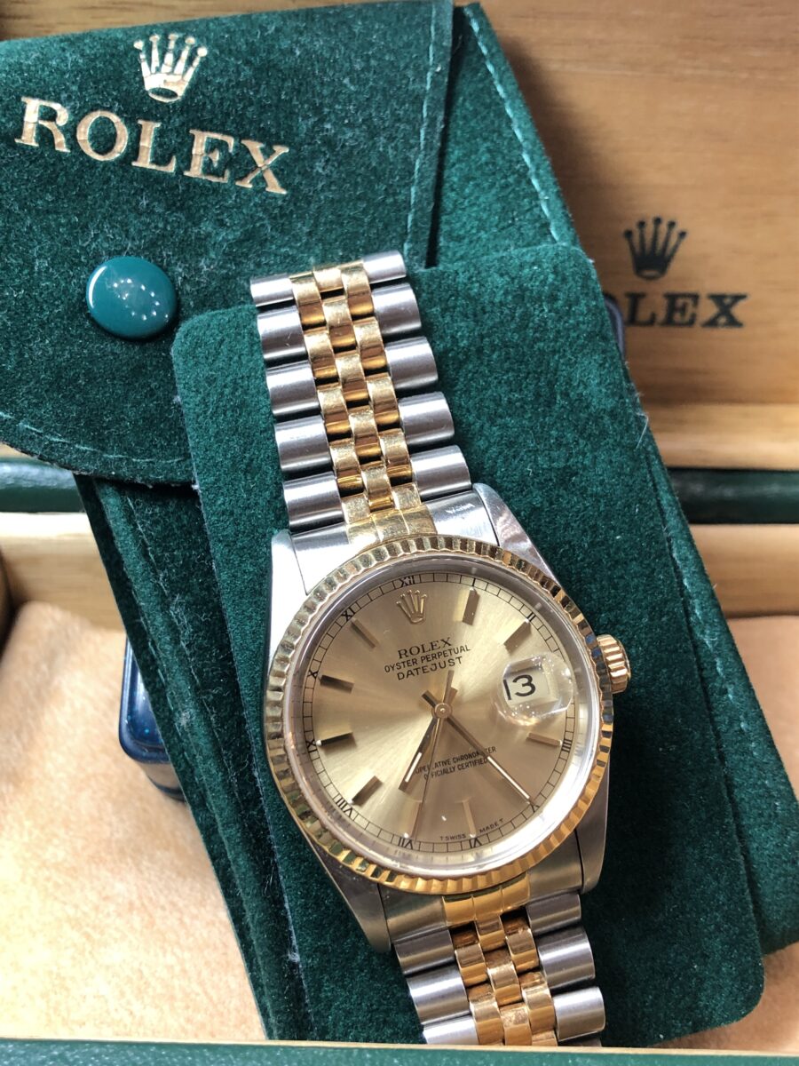 Rolex Oyster Perpetual Datejust, esfera champagne de 38 mm, con brazalete jubilee en acero y oro de ley 18 kts, automático, año 1989. Con caja y documentos originales.