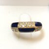 Original sortija con esmaltado geométrico azul y 0'30 cts de brillantes, realizada en oro amarillo de ley 18 kts.