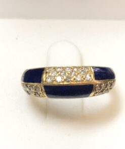 Original sortija con esmaltado geométrico azul y 0'30 cts de brillantes, realizada en oro amarillo de ley 18 kts.