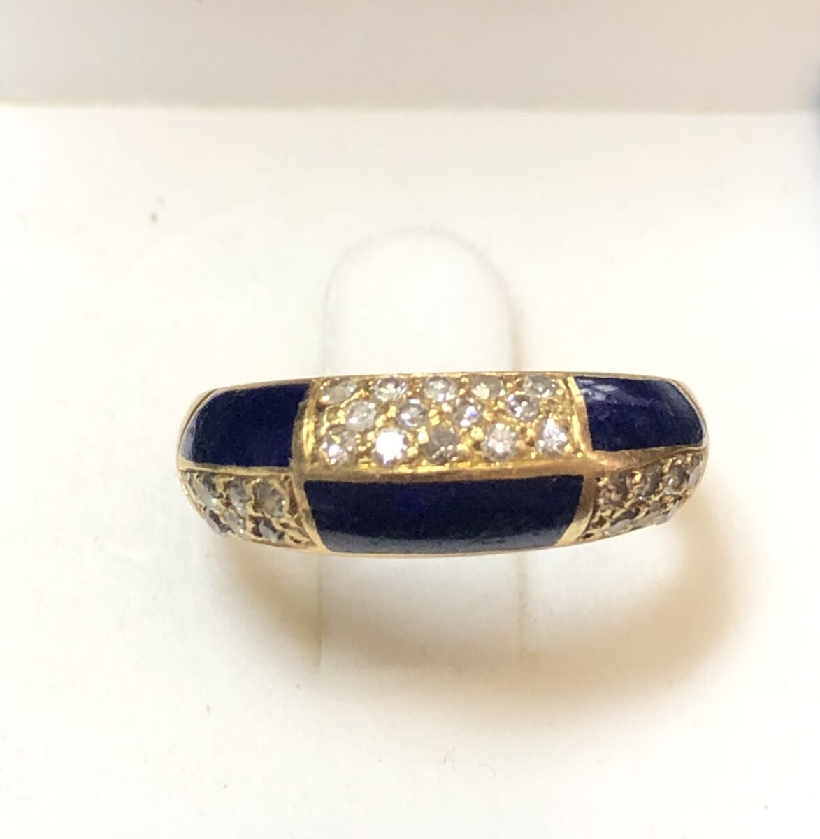 Original sortija con esmaltado geométrico azul y 0'30 cts de brillantes, realizada en oro amarillo de ley 18 kts.
