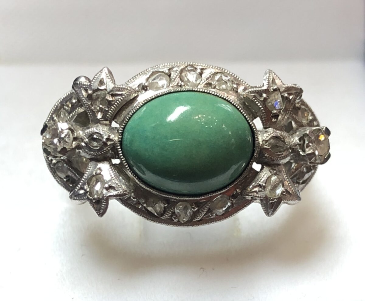 Sortija vintage con turquesa verde y 0'25 cts de brillantes, realizada en oro blanco de ley 18 kts.
