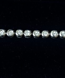 Pulsera rivière con 1'60 cts de brillantes en total montados en chatón, realizada en oro blanco de ley 18 kts.