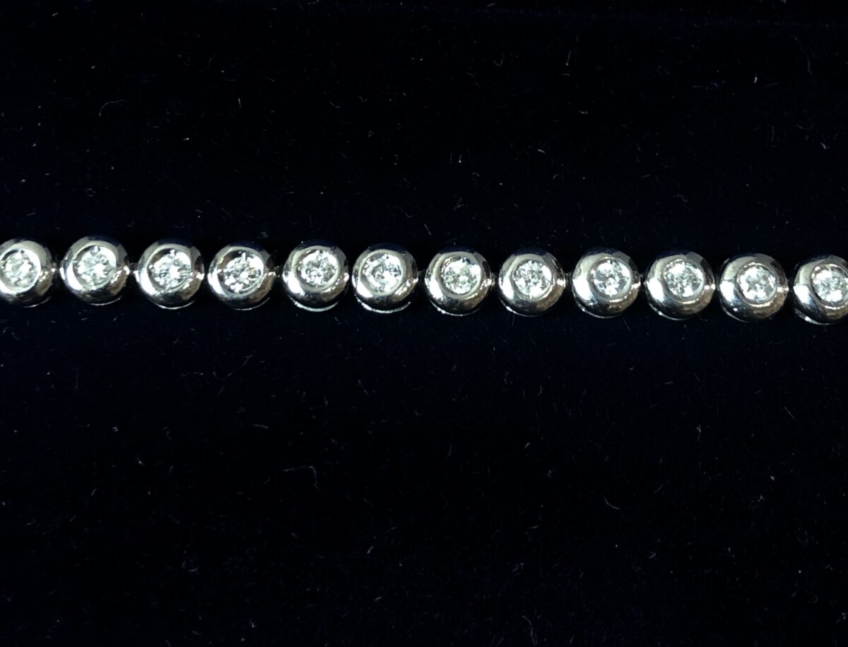 Pulsera rivière con 1'60 cts de brillantes en total montados en chatón, realizada en oro blanco de ley 18 kts.