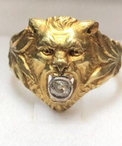 Sortija con diseño en forma de felino con brillante talla antigua de 0'20 cts, realizada en oro amarillo de ley 18 kts.
