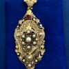 Broche transformable en colgante con diseño de principios de s. XX, adornado con perlas cultivadas y realizado en oro de ley 18 kts.