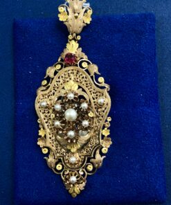 Broche transformable en colgante con diseño de principios de s. XX, adornado con perlas cultivadas y realizado en oro de ley 18 kts.
