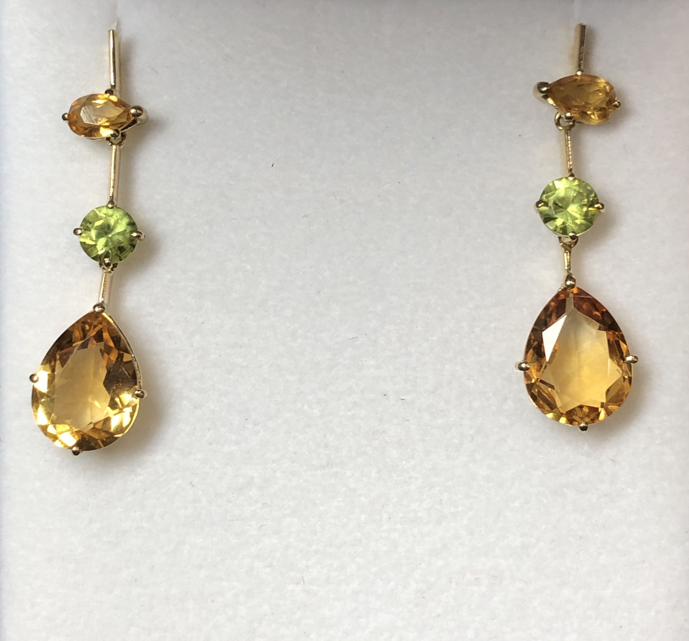 Pendientes largos con cuarzos citrinos y cristales verdes, realizados en oro amarillo de ley 18 kts.