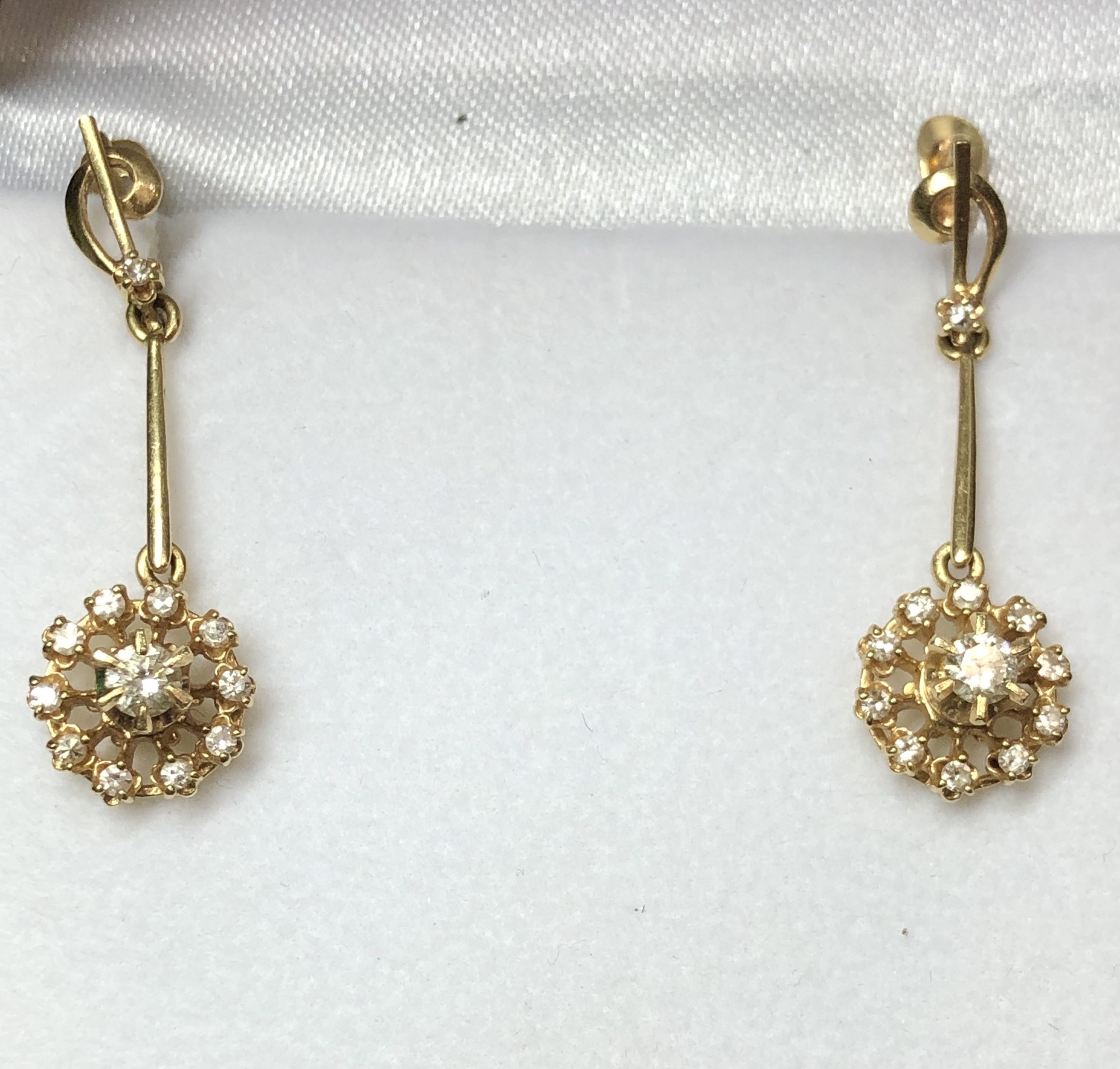 Pendientes largos de rosetón con 0'42 cts de brillantes en total, realizados en oro amarillo de ley 18 kts.