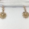 Pendientes largos en forma de flor con 0'30 cts (aprox.) de diamantes talla antigua, realizados en oro amarillo de ley 18 kts.