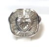Sortija tipo bailarina con 2'50 cts de diamantes en total, el brillante central talla corazón y orla de diamantes talla baguette, realizada en oro blanco de ley 18 kts.