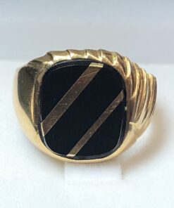 Sello de caballero con placa de ónix, realizado en oro amarillo de ley 18 kts
