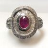 Sortija tipo bailarina con 1'60 cts de diamantes y rubí central de 0'80 cts (aprox.), realizada en oro blanco de ley 18 kts.