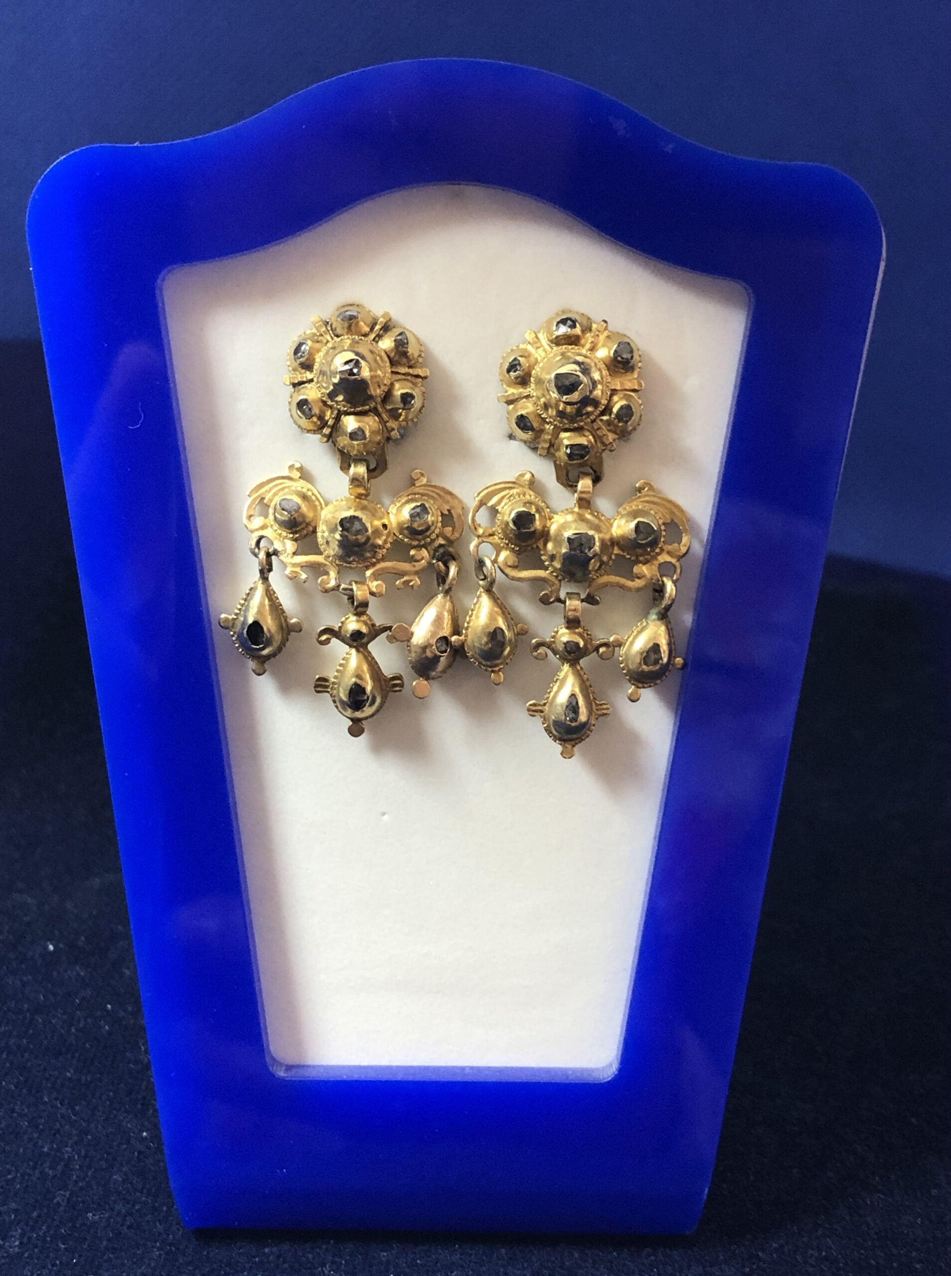 Pendientes populares de tres cuerpos con diamantes, antiguos del s. XIX con cierre de charnela, realizados en oro amarillo de ley 18 kts.