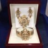 Aderezo Isabelino (finales del s. XIX) compuesto por pulsera, pendientes y broche, realizado en oro amarillo de ley 18 kts con esmaltado negro y diamantes talla antigua.