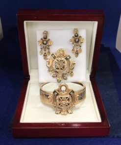 Aderezo Isabelino (finales del s. XIX) compuesto por pulsera, pendientes y broche, realizado en oro amarillo de ley 18 kts con esmaltado negro y diamantes talla antigua.