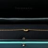 Pulsera Tiffany & Co. Modelo "BEAN" de Elsa Peretti, realizada en oro de ley 18 kts. Con caja original.