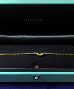 Pulsera Tiffany & Co. Modelo "BEAN" de Elsa Peretti, realizada en oro de ley 18 kts. Con caja original.