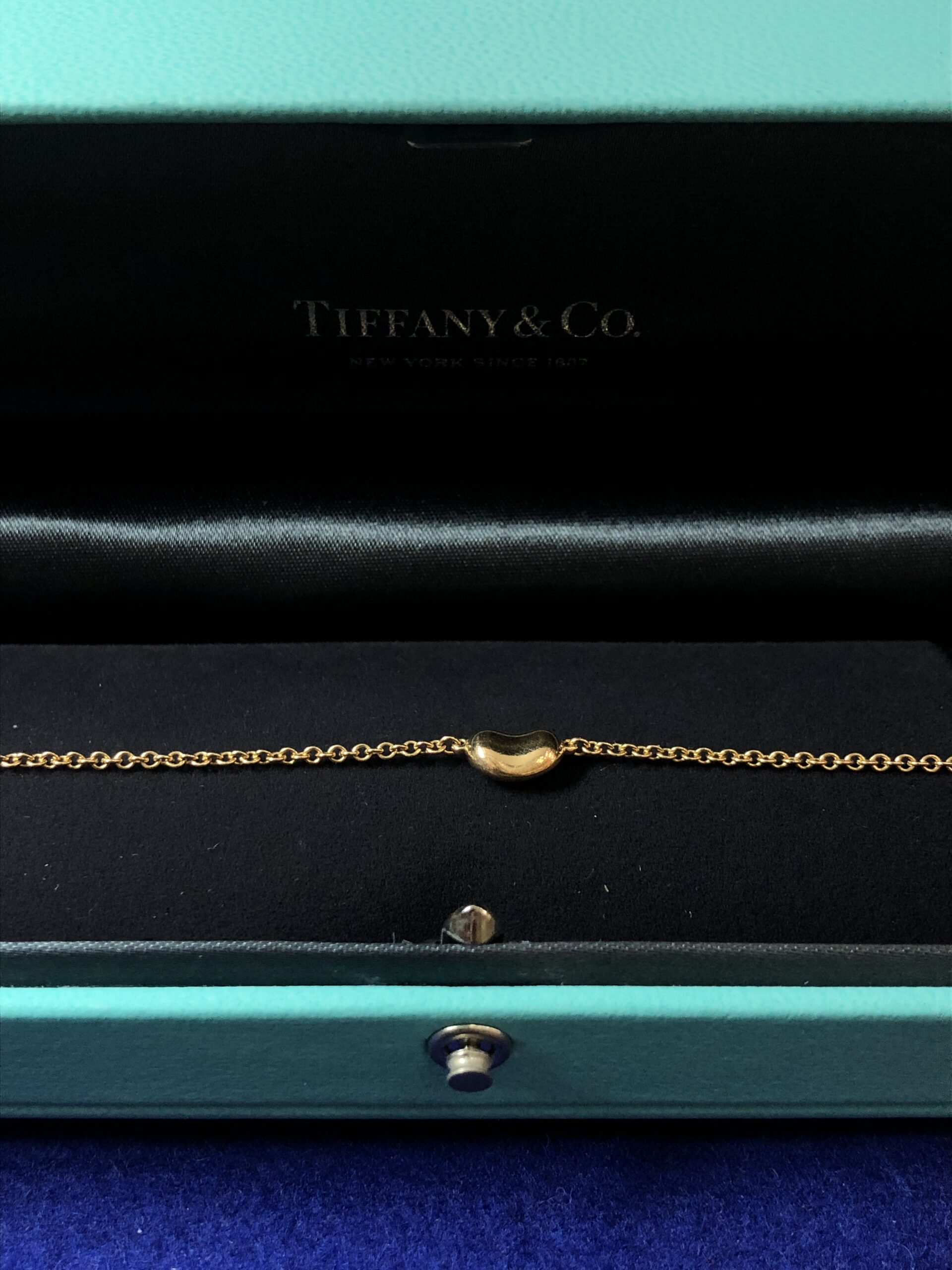 Pulsera Tiffany & Co. Modelo "BEAN" de Elsa Peretti, realizada en oro de ley 18 kts. Con caja original.