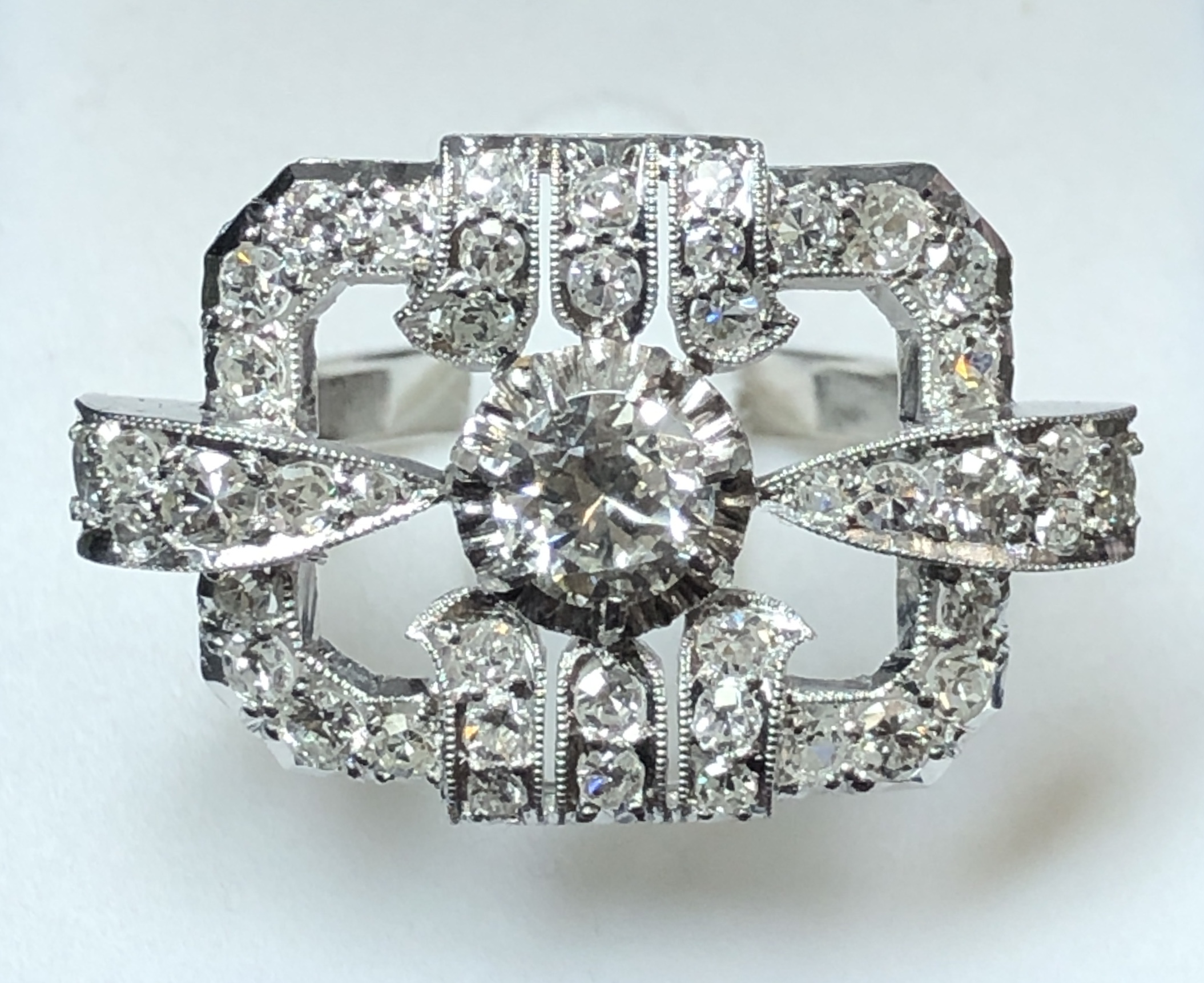 Sortija en forma de hebilla cuajada de brillantes (2,30 cts en total) con diamante central de 0'50 cts, realizada en oro blanco de ley 18 kts.