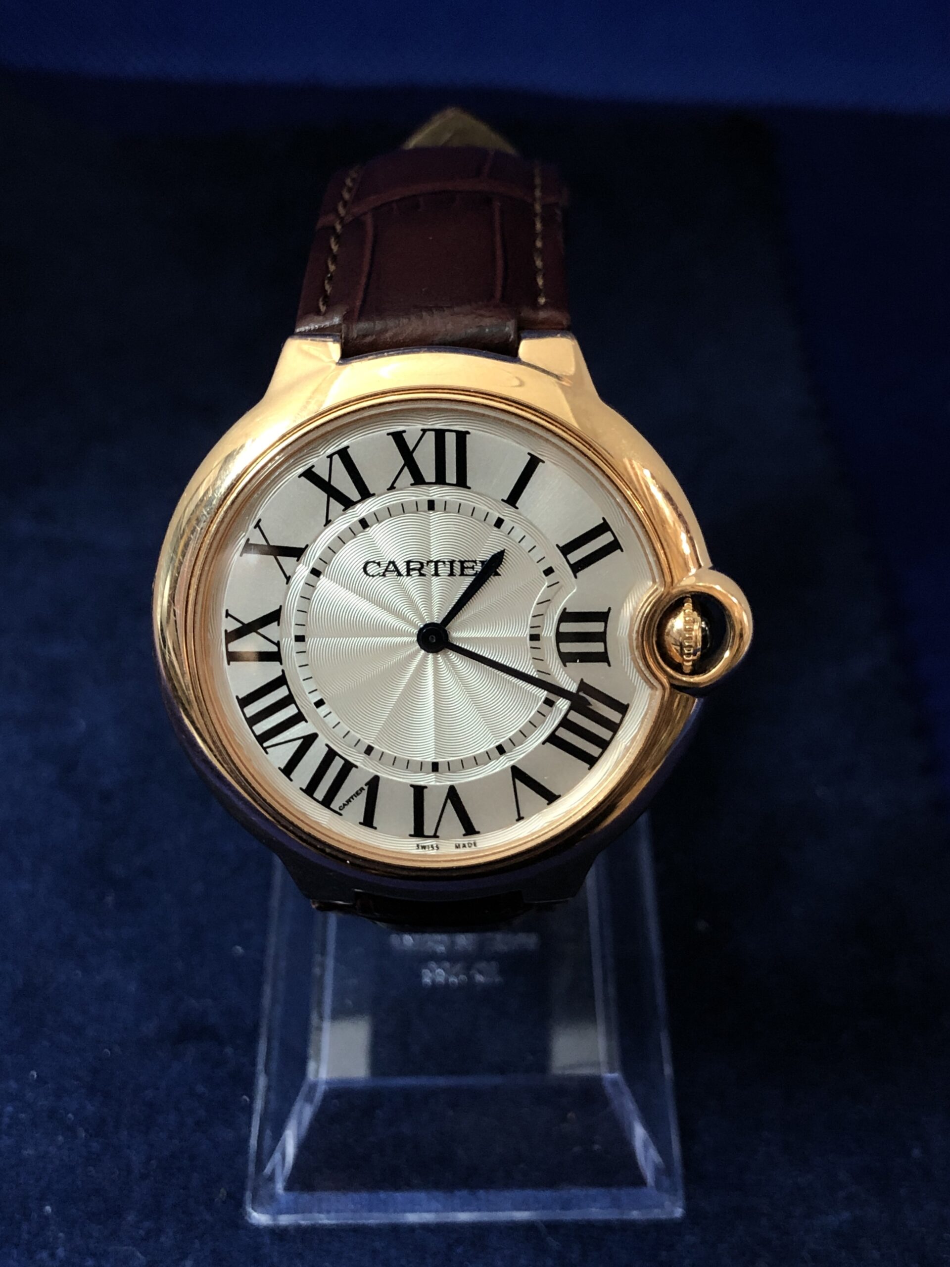 Reloj Ballon Bleu de Cartier, en oro rosa de ley 18 kts con pulsera de piel genuina, esfera blanca guilloché de 40 mm, año 2017. Full set (caja y documentos originales)